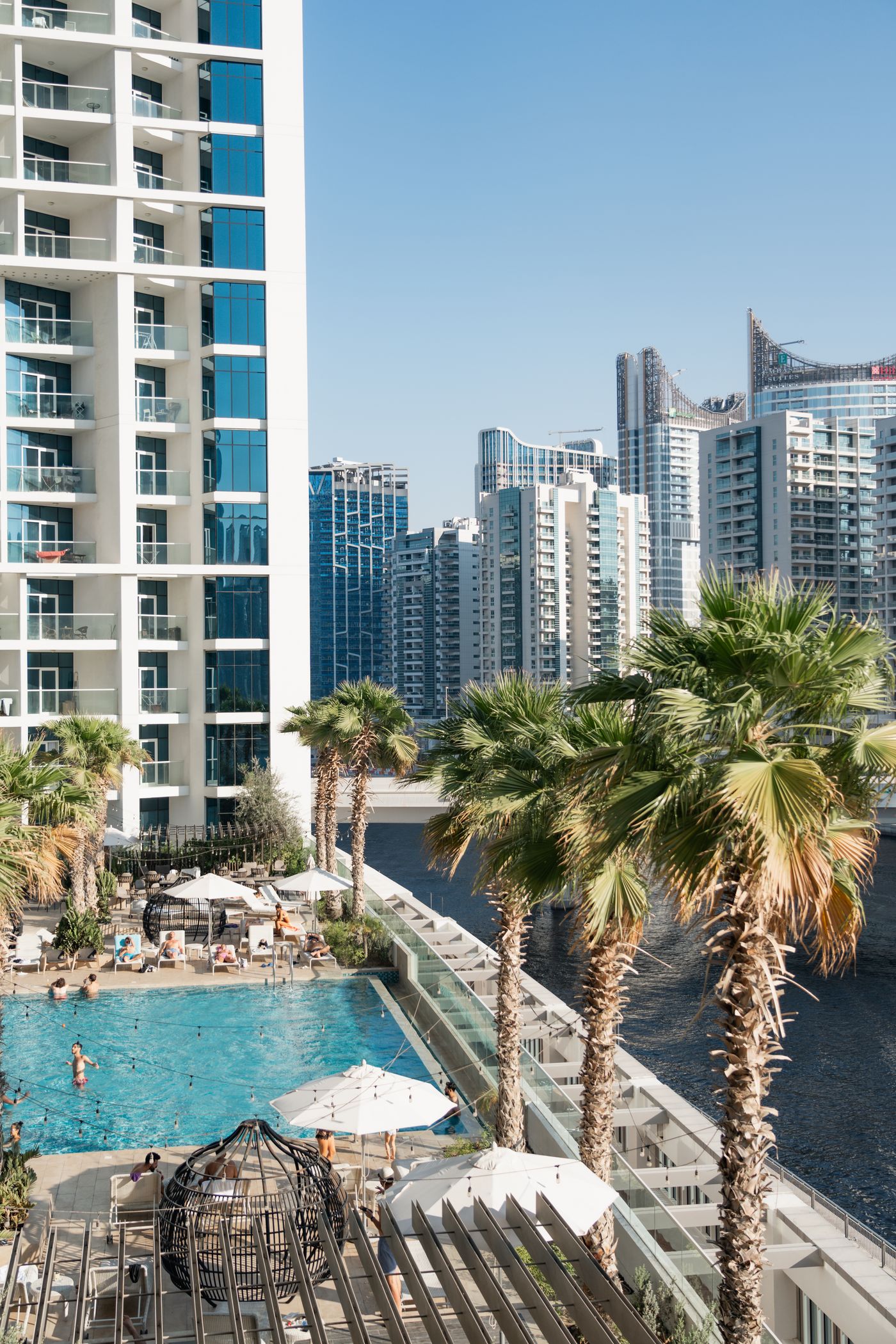 Poilsis prie baseino su Dubajaus panorama