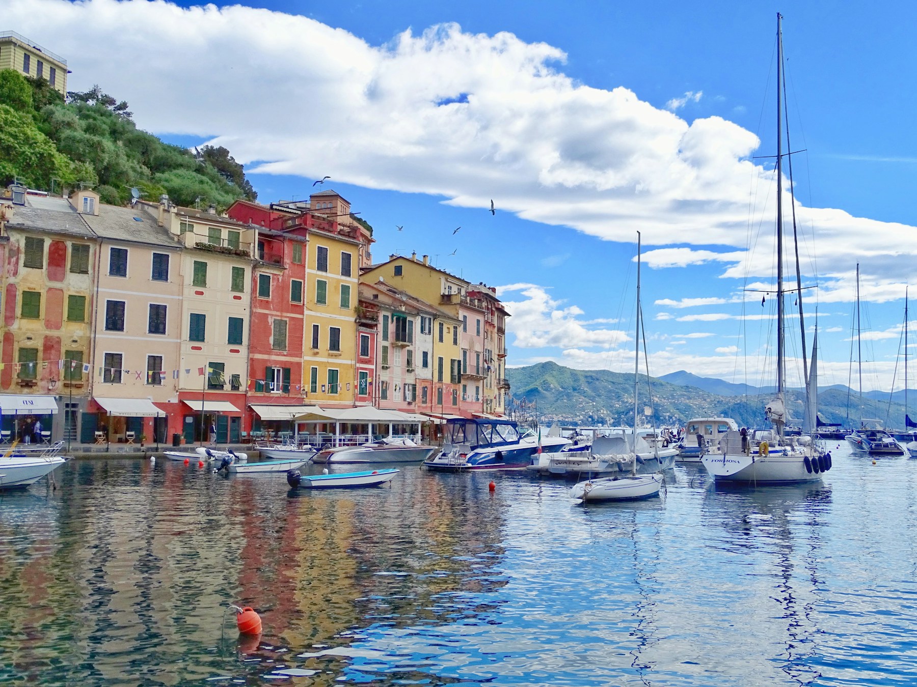 Spalvingas Portofino uostas Italijos Rivjeroje