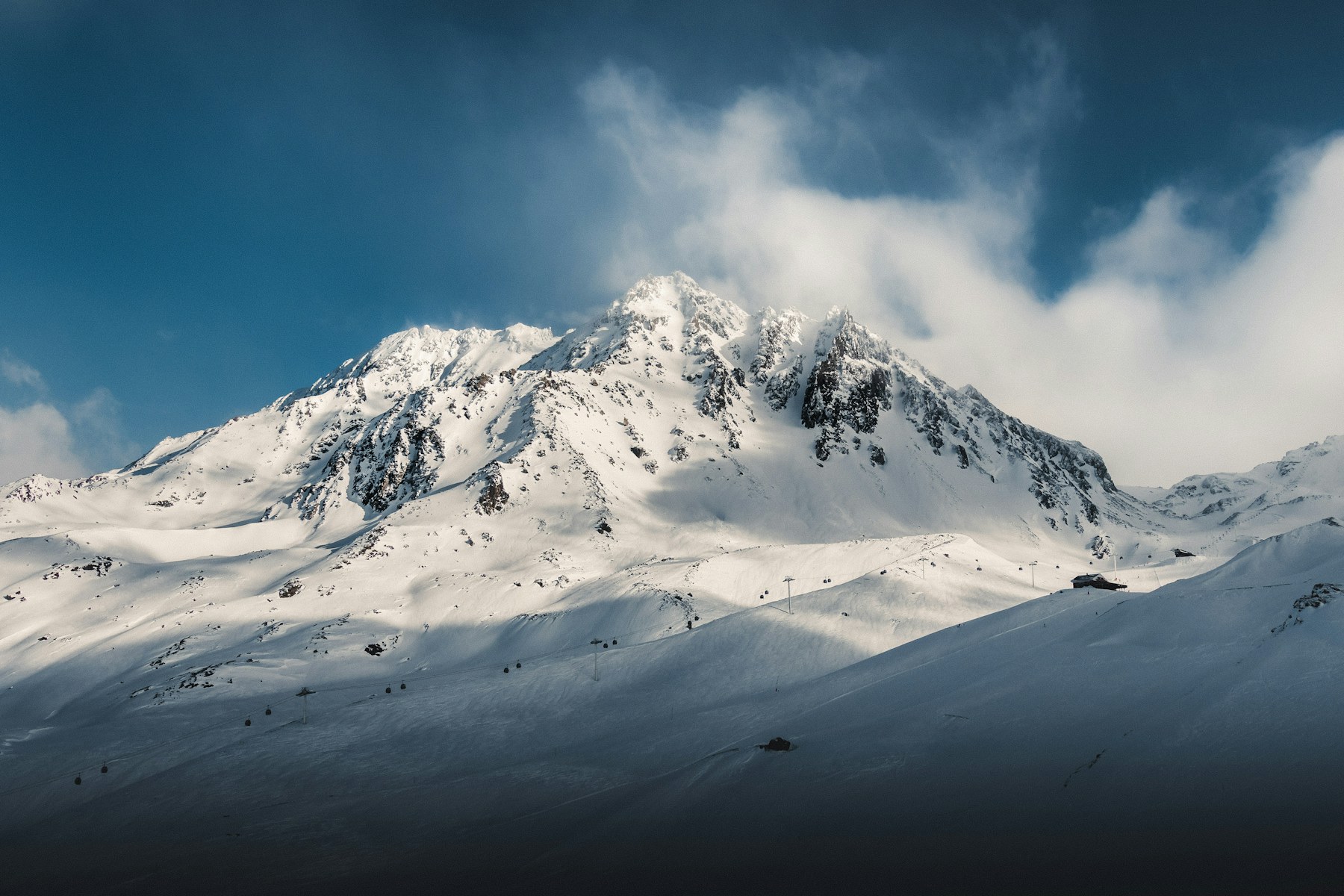 Slidinėjimo trasa ir panoraminis vaizdas į Alpių viršūnes